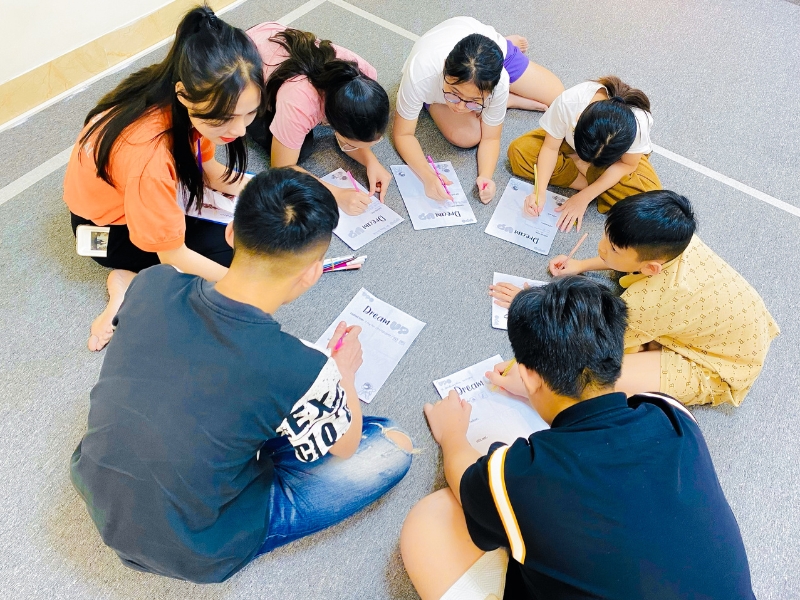 Các khóa học đều có Huấn luyện viên bám sát và hướng dẫn trẻ, “cầm tay chỉ việc” cho từng bạn để đảm bảo học viên tiếp thu và ứng dụng tốt 100% các kiến thức được học