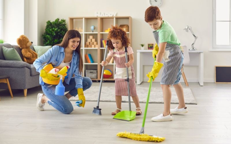 Phát huy tiềm năng với kỹ năng làm việc nhóm cho trẻ mầm non 10 Khi làm việc nhà cùng nhau, công việc này sẽ trở thành thói quen, những kỹ năng khi làm việc nhóm, làm việc cùng với mọi người sẽ được hình thành trong bé