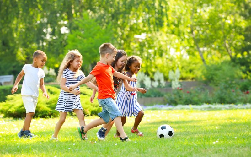 Phát huy tiềm năng với kỹ năng làm việc nhóm cho trẻ mầm non 12 Bé cùng chơi bóng đá để rèn luyện kỹ năng làm việc nhóm cho trẻ mầm non