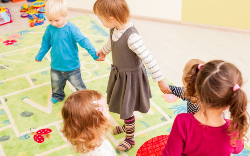 Phát huy tiềm năng với kỹ năng làm việc nhóm cho trẻ mầm non 4 Khi có khả năng giao tiếp bé sẽ có thể dễ dàng hòa nhập với bạn bè và mọi người trong nhóm