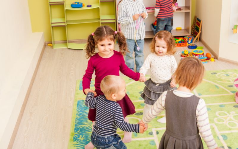 Phát huy tiềm năng với kỹ năng làm việc nhóm cho trẻ mầm non 7 Quan tâm cũng sẽ giúp bé tạo được những mối quan hệ tốt với các thành viên trong nhóm, sẵn sàng chia sẻ và giúp đỡ lẫn nhau khi khó khăn