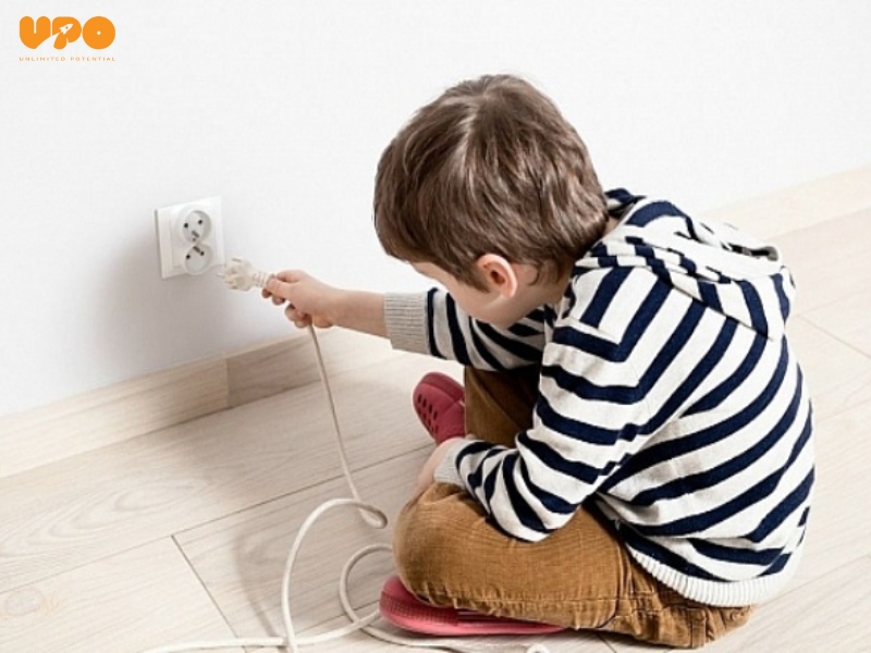 Với sự tò mò tự nhiên, trẻ em thường hay chạm vào các thiết bị điện, dây điện hoặc ổ cắm điện mà không lường trước được hậu quả