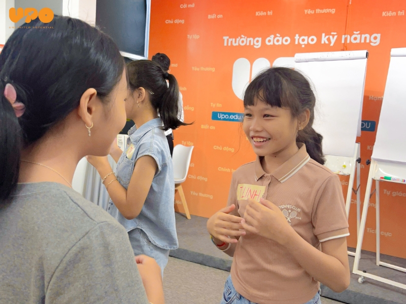 Hoạt động ngoại khóa là cơ hội để trẻ gặp gỡ và kết bạn với nhiều bạn bè mới, phát triển kỹ năng giao tiếp và làm việc nhóm