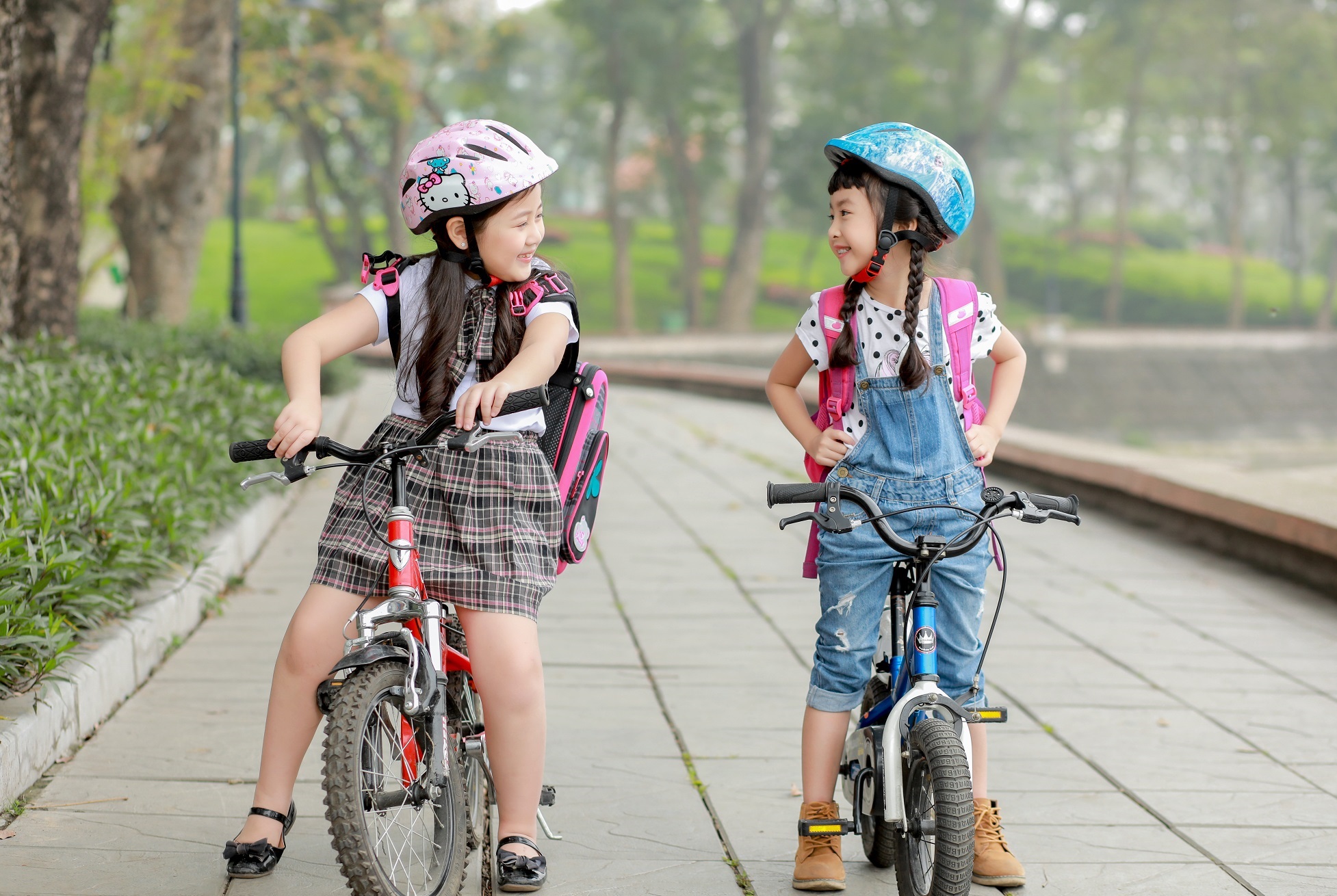 Dạy trẻ tham gia giao thông an toàn khi đi xe đạp.