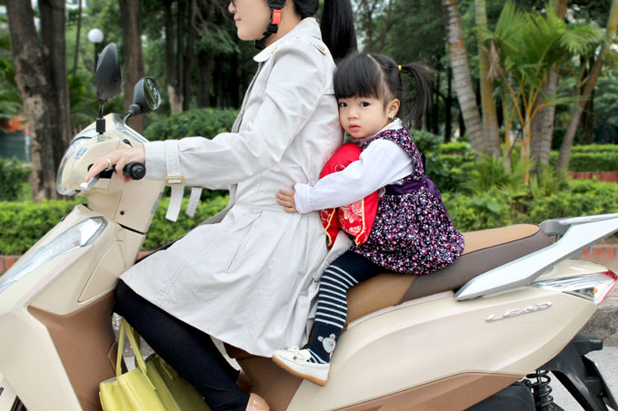Dạy trẻ kỹ năng sống an toàn khi ngồi trên xe máy