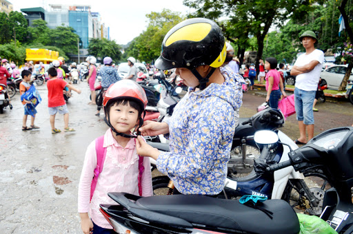 Nếu trẻ còn nhỏ, tuyệt đối không cho trẻ ngồi một mình phía sau hoặc sử dụng đai ghế xe máy 