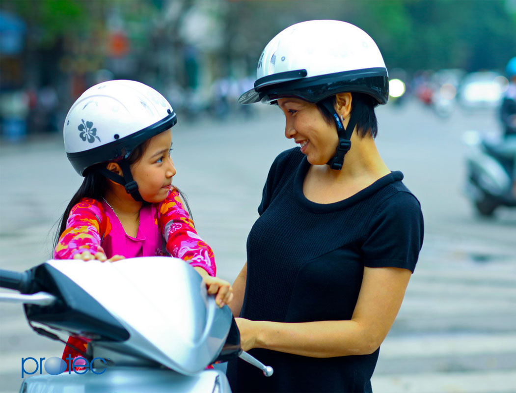  Luôn đội mũ bảo hiểm đúng cách cho con trẻ khi tham gia giao thông 