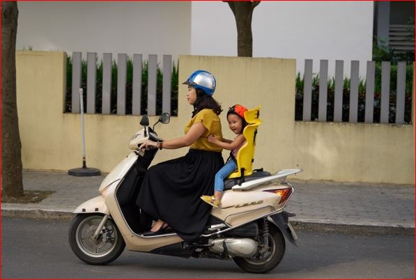 Bố mẹ cần dạy con tư thế ngồi đằng sau xe cho đúng để đảm bảo an toàn 