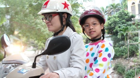 Đeo kính chống bụi bảo vệ mắt cho trẻ khi ngồi xe máy