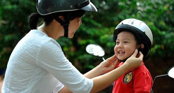 Bố mẹ làm gương cho con cái khi tham gia giao thông bằng xe máy