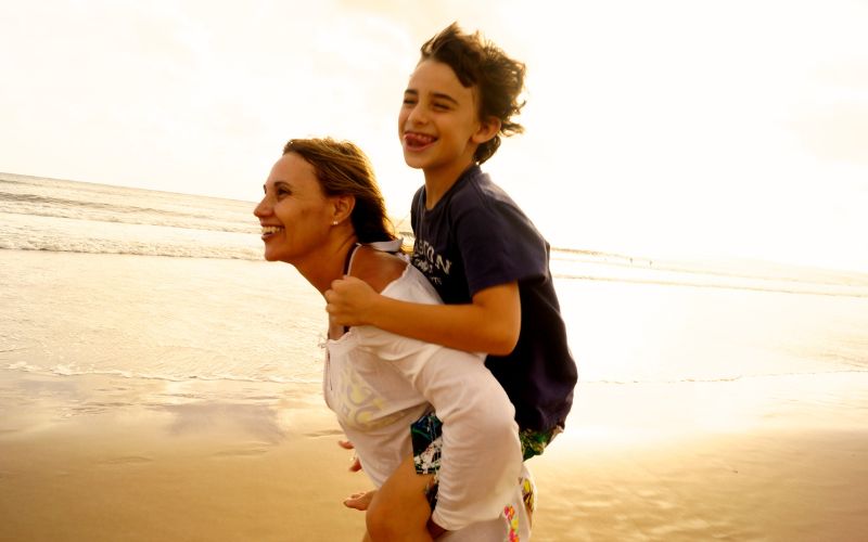 Kỹ năng sống bảo vệ bản thân - Dạy con mạnh mẽ trước xã hội 12 Bố mẹ nên đi dạo và trò chuyện với con để hiểu con hơn