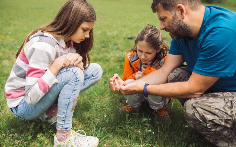 Kỹ năng sống bảo vệ bản thân - Dạy con mạnh mẽ trước xã hội 14 Bố mẹ nên giáo dục kỹ năng sống bảo vệ bản thân cho bé càng sớm càng tốt