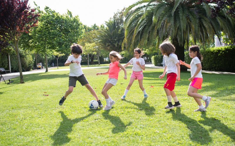 Kỹ năng sống bảo vệ bản thân - Dạy con mạnh mẽ trước xã hội 3 Bố mẹ cần hướng dẫn con vui chơi nhưng vẫn không quên đảm bảo an toàn