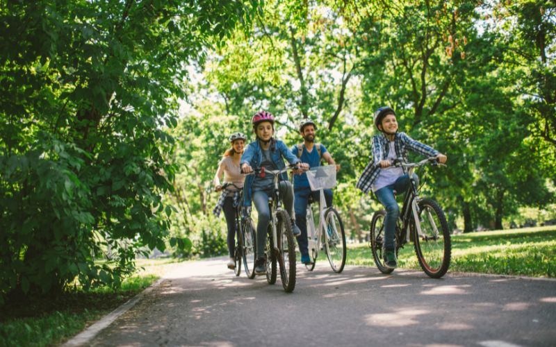 Kỹ năng sống bảo vệ bản thân - Dạy con mạnh mẽ trước xã hội 5 Luôn đội mũ bảo hiểm khi ngồi xe đạp và xe máy