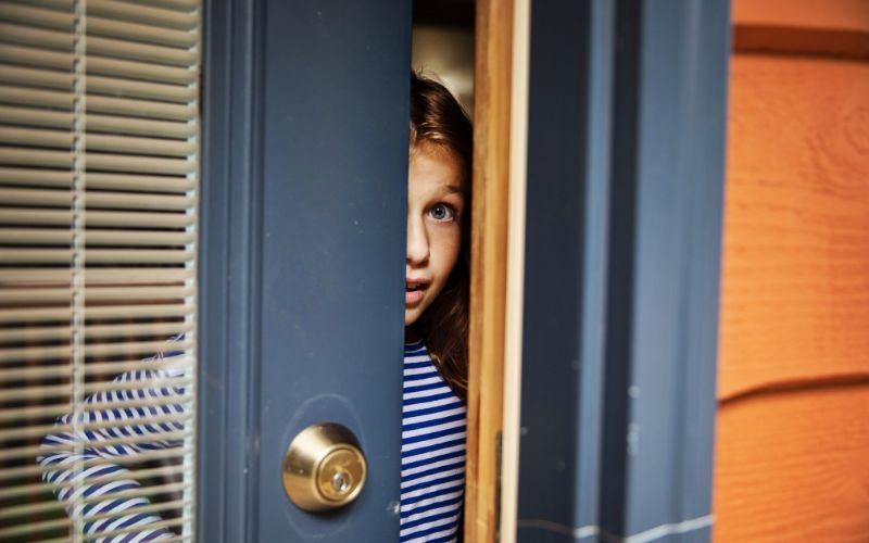 Kỹ năng sống bảo vệ bản thân - Dạy con mạnh mẽ trước xã hội 7 Kỹ năng sống bảo vệ bản thân dạy trẻ không mở cửa cho người lạ