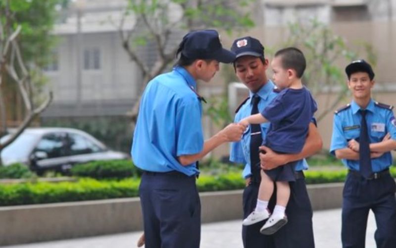 Kỹ năng sống bảo vệ bản thân - Dạy con mạnh mẽ trước xã hội 9 Dạy bé nhờ sự giúp đỡ của các bác bảo vệ