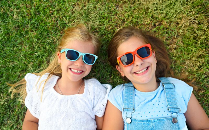 Bố mẹ cần hướng dẫn con đeo kính râm khi ra ngoài trời nắng