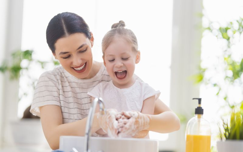 Bố mẹ hãy tập cho trẻ thói quen vệ sinh chân tay, mắt mũi sạch sẽ