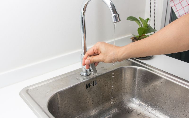 Bố mẹ hãy làm gương cho con bảo vệ nguồn nước như tắt nước khi không sử dụng