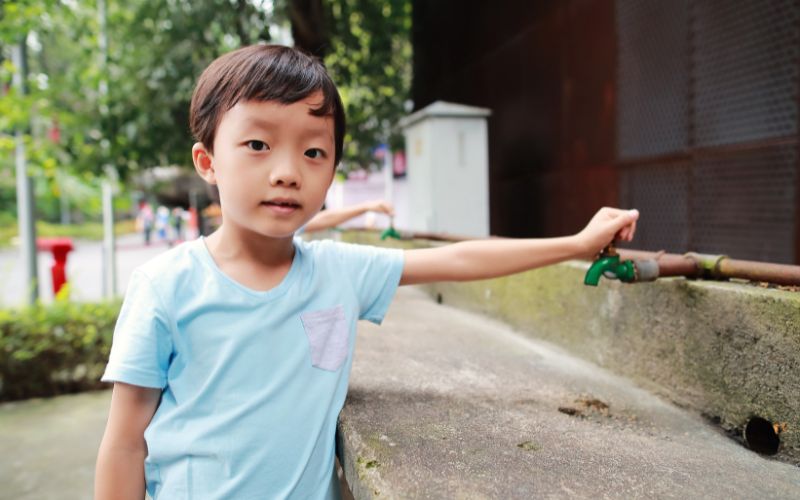 Hướng dẫn con khóa chặt vòi nước và thường xuyên kiểm tra lại vòi