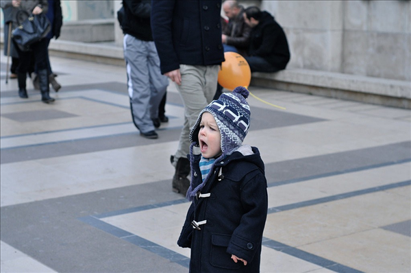 Nơi đông người trẻ rất dễ bị lạc và tạo cơ hội tốt cho kẻ xấu bắt cóc.
