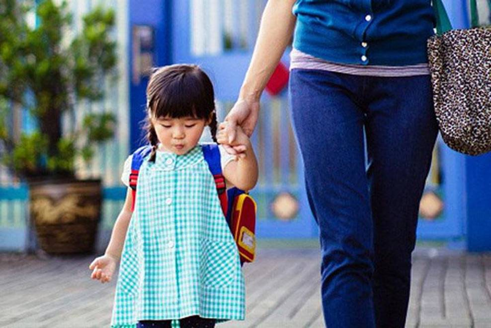 Mẹ đón bé đúng giờ, không nên nhờ người đón hộ.