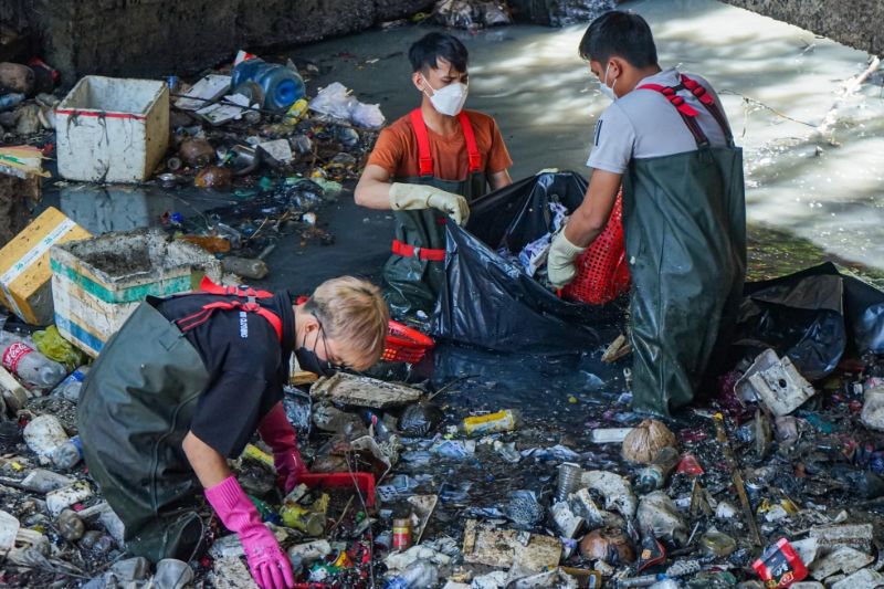 Ba mẹ cho con thấy xử lý rác vất vả như thế nào!