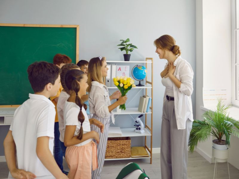 16+ kỹ năng sống cho bé 6 tuổi QUAN TRỌNG NHẤT hiện nay! 7 Các bé tặng hoa nhằm bày tỏ sự biết ơn những công lao dạy dỗ của giáo viên.