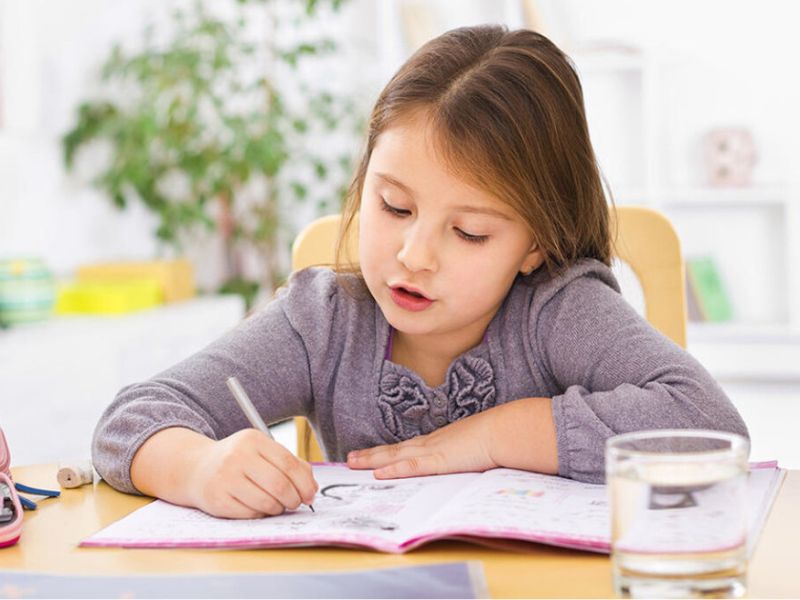 "TRỌN BỘ" 16 kỹ năng sống cho trẻ 7 tuổi QUAN TRỌNG NHẤT 2 Bé 7 tuổi tự giác ôn bài mà không cần ba mẹ nhắc nhở hay thúc ép.