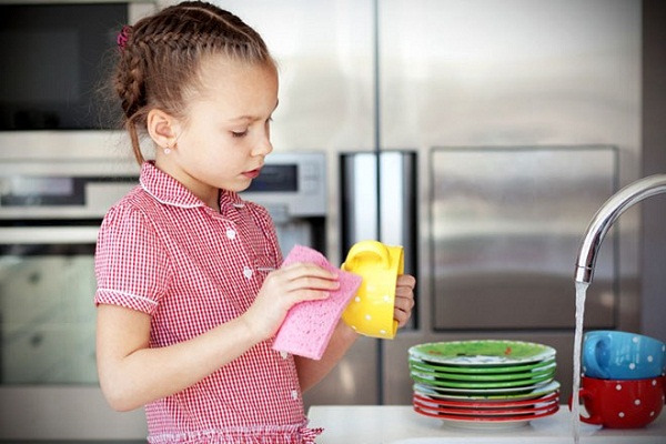 "TRỌN BỘ" 16 kỹ năng sống cho trẻ 7 tuổi QUAN TRỌNG NHẤT 6 Rửa bát là một trong những “nhiệm vụ” để rèn bé kỹ năng sống tự lập.