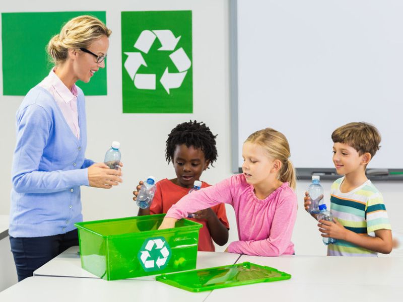 "TRỌN BỘ" 16 kỹ năng sống cho trẻ 7 tuổi QUAN TRỌNG NHẤT 9 Bé khám phá bài học về phân loại rác thải.