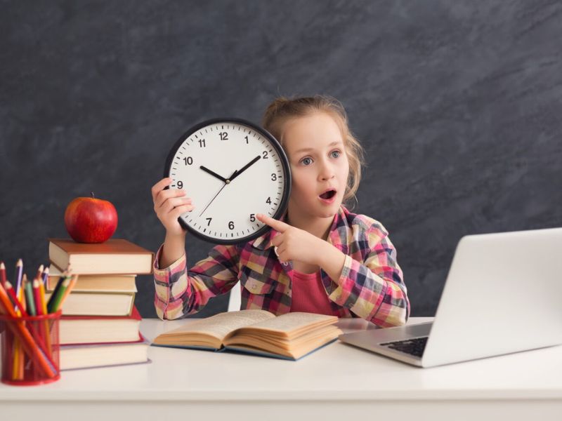 "TRỌN BỘ" 16 kỹ năng sống cho trẻ 7 tuổi QUAN TRỌNG NHẤT 13 Giúp con yêu phân bổ và quản lý thời gian sao cho hợp lý.