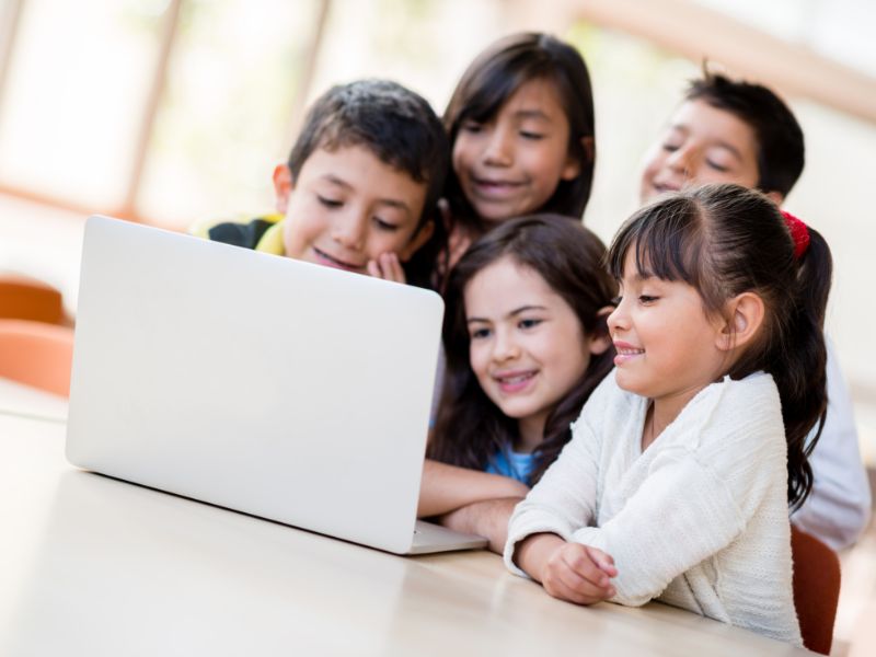 Dạy kỹ năng sống cho trẻ 8 tuổi - 16 kỹ năng TIÊU ĐIỂM 7 Teamwork không những giúp con phát triển khả năng tư duy mà còn giúp nhóm hoàn thành nhiệm vụ nhanh.