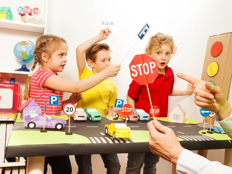 Dạy kỹ năng sống cho trẻ 8 tuổi - 16 kỹ năng TIÊU ĐIỂM 8 Dạy kỹ năng sống cho trẻ 8 tuổi nhất định không thể bỏ qua các kỹ năng an toàn