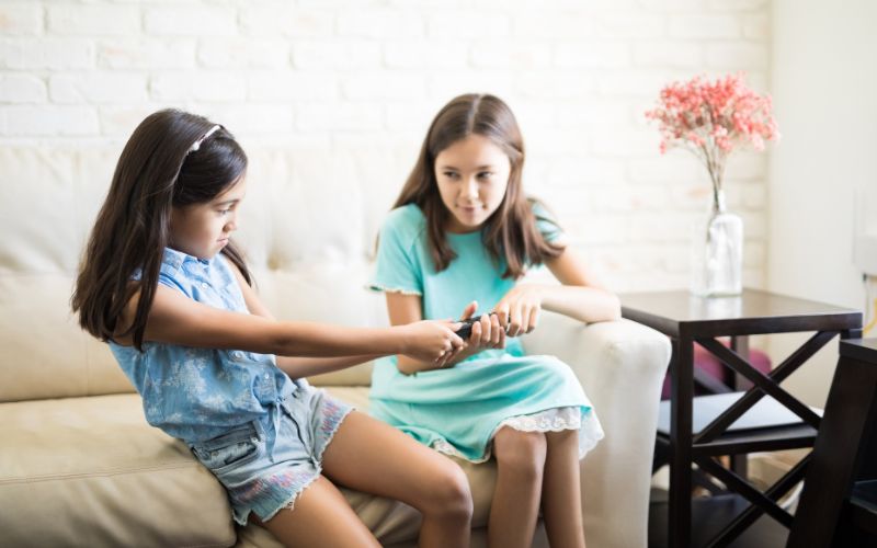 Một trong những kỹ năng sống cho trẻ mầm non 5 tuổi rất khó để rèn luyện, khiến phụ huynh thường "đầu hàng" là quản lý cảm xúc