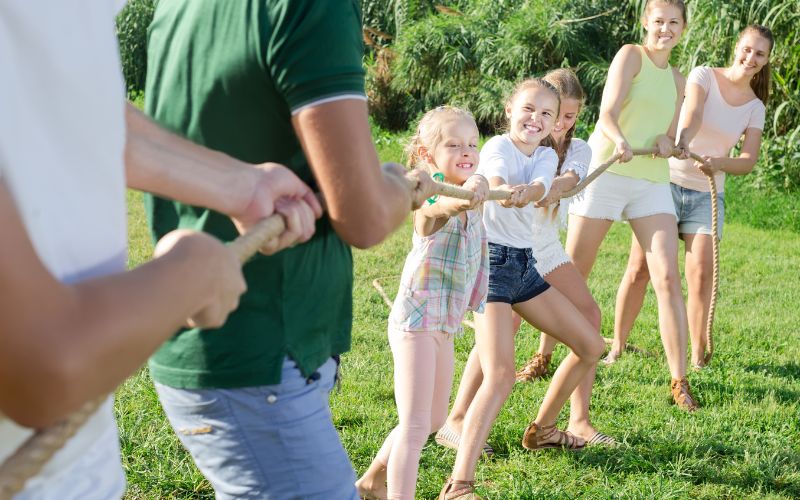 Tham gia hoạt động ngoại khóa là phương pháp dạy kỹ năng tốt cho trẻ