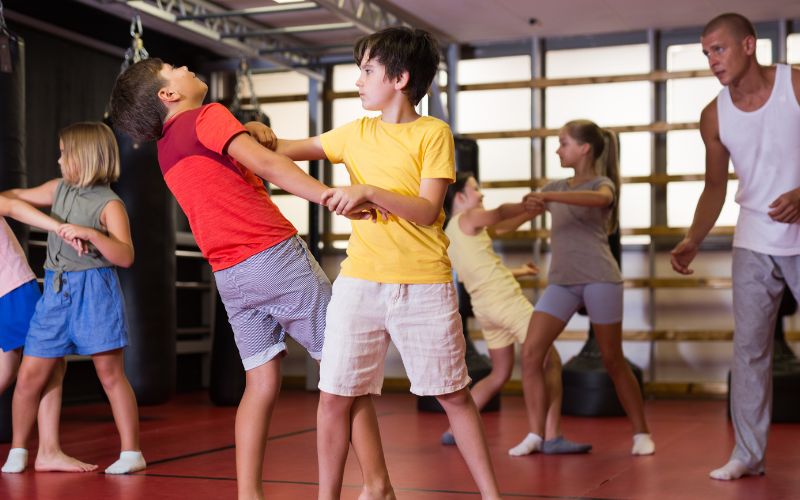 Hãy dạy bé cách nhận biết các nguy hiểm và học cách tự vệ khi cần thiết