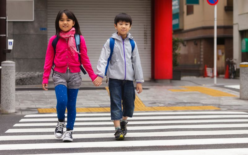 Trẻ cần được dạy về các quy tắc giao thông để đảm bảo an toàn cho bản thân