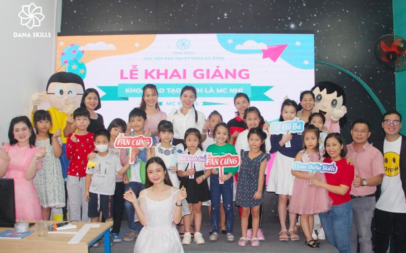 Dana Skills sẽ chuyên sâu những khóa học đào tạo MC chuyên nghiệp từ cơ bản đến nâng cao hoặc cấp tốc.