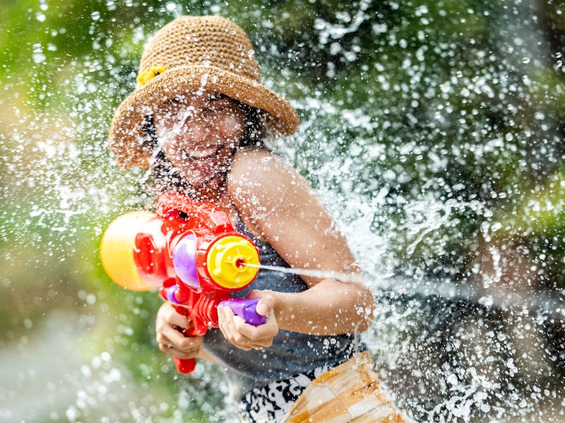 Giáo dục trẻ không nên chơi súng nước