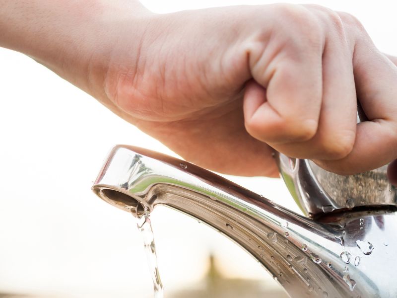 Hướng dẫn trẻ tắt nước khi không sử dụng