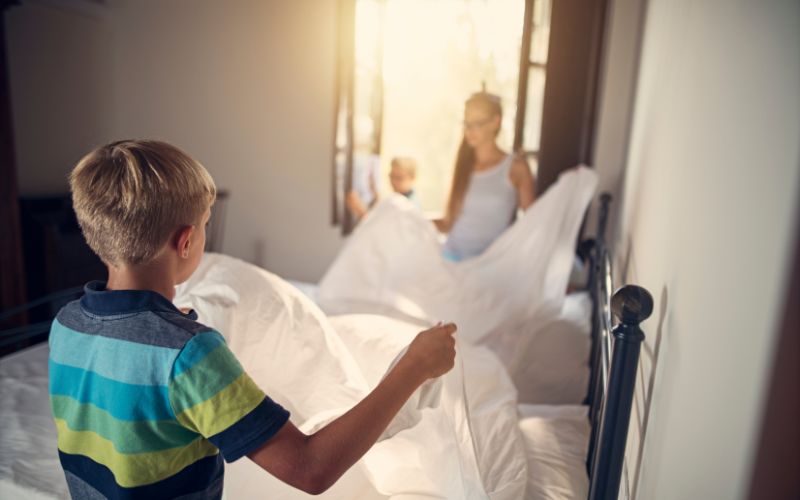 Kỹ năng sống gọn gàng ngăn nắp cho trẻ nên được giáo dục như thế nào? 6 Hãy hướng dẫn trẻ từ những việc làm nhỏ nhất như gấp chăn gối ngay sau khi thức dậy