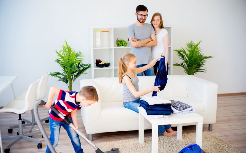 Kỹ năng sống gọn gàng ngăn nắp cho trẻ nên được giáo dục như thế nào? 8 Hãy cho con biết được giữ cho ngôi nhà gọn gàng ngăn nắp chính là một công việc của con