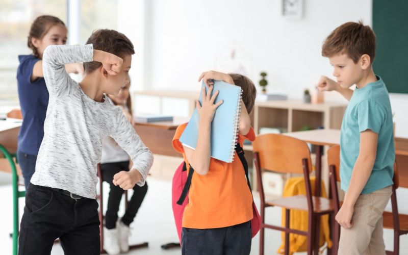 Trong một vài trường hợp bé bị thiếu khả năng hòa nhập là do các tác động bên ngoài ví dụ như bị hăm dọa, bắt nạt từ những người khác