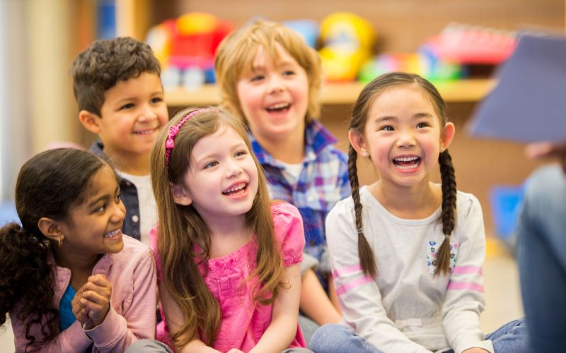 Dạy trẻ kỹ năng sống hợp tác làm sao để trẻ không ỷ lại? 5 Chính việc lắng nghe cũng giúp bản thân trẻ rút ra các bài học kinh nghiệm