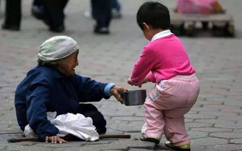 Dạy trẻ kỹ năng sống hợp tác làm sao để trẻ không ỷ lại? 6 Cha mẹ nên dạy trẻ biết giúp đỡ người xung quanh