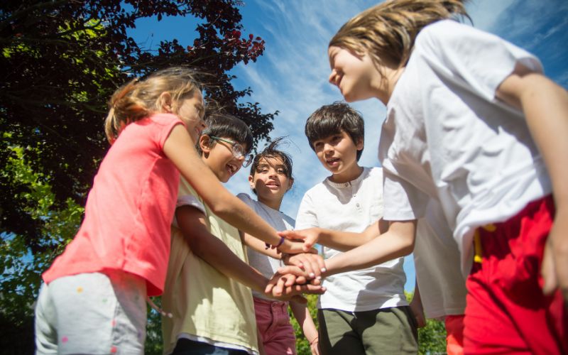 Dạy trẻ kỹ năng sống hợp tác làm sao để trẻ không ỷ lại? 2 Kỹ năng sống hợp tác được hiểu là sự kết nối, hỗ trợ của các cá nhân trong cùng một tập thể