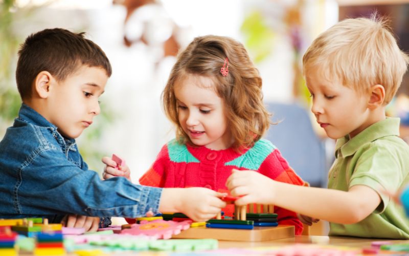 Dạy trẻ kỹ năng sống hợp tác làm sao để trẻ không ỷ lại? 9 Việc tham gia các hoạt động ngoại khóa, hoạt động xã hội luôn rất được khuyến khích