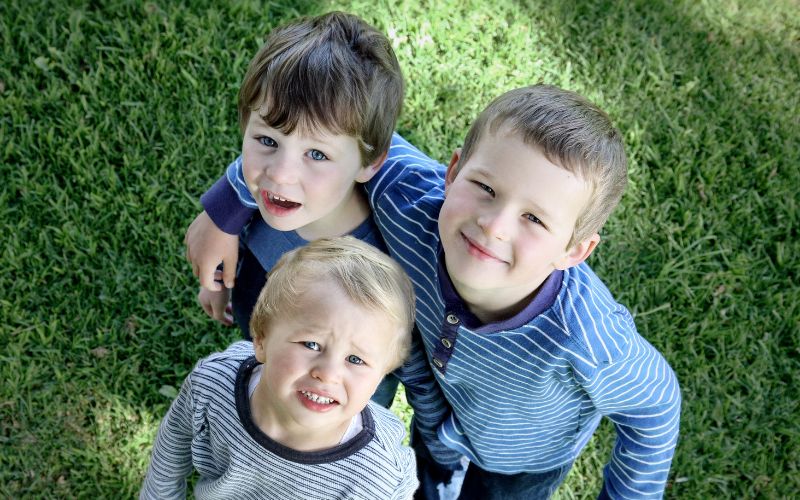 Dạy trẻ kỹ năng sống hợp tác làm sao để trẻ không ỷ lại? 7 Ba mẹ cần hướng dẫn bé tập làm quen với việc quan sát các tình huống, hành động của người xung quanh