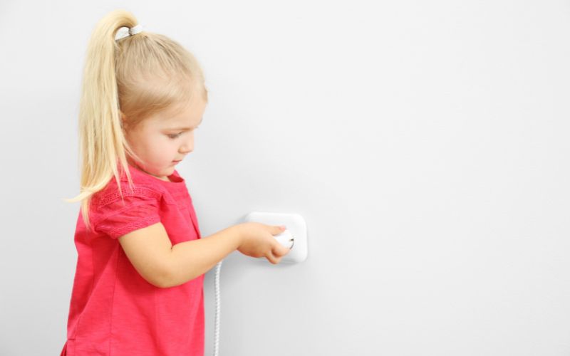 Con cần phải quan sát xung quanh, tìm nguồn điện và cách để ngắt nguồn điện ngay lập tức như ngắt cầu dao, rút dây điện ra khỏi ổ cắm